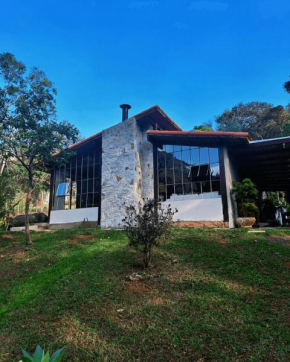 Refúgio em Araras: Seu Encontro Romântico na Serra